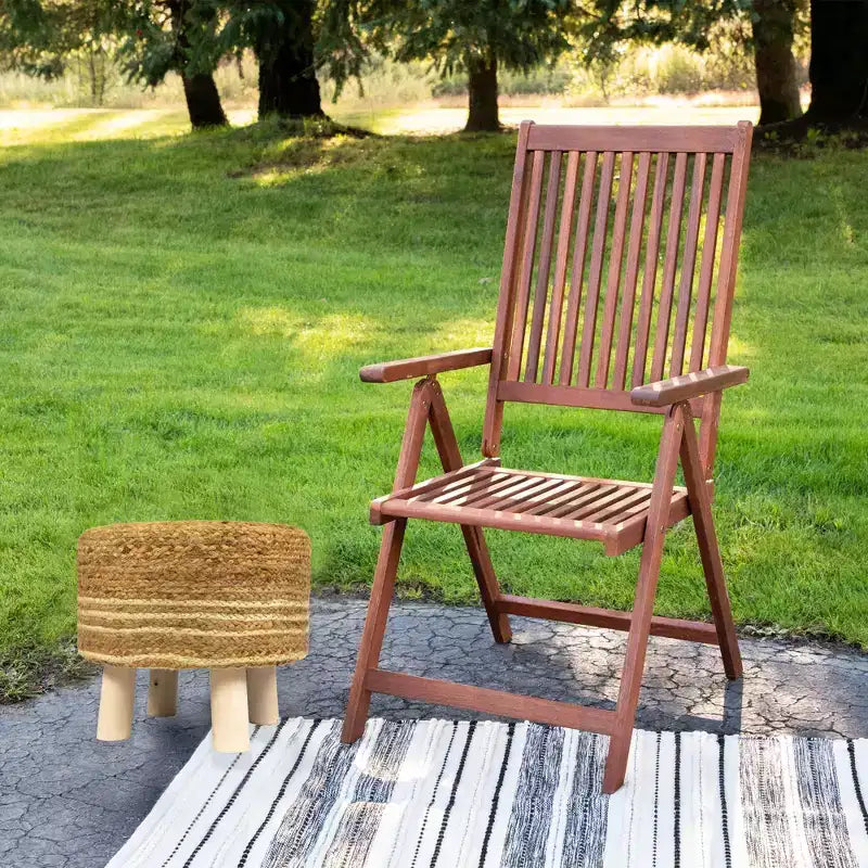 Tabouret de pied à trois pieds fait main en jute tressée beige et bois